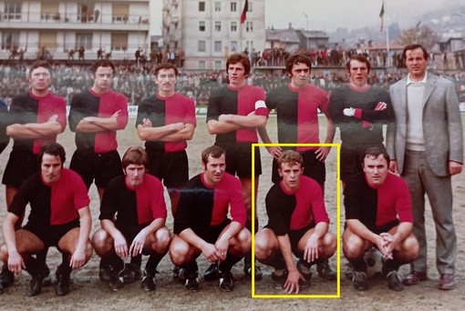 Nel riquadro Sergio Giunta. Notare alle spalle della formaziona gli spalti gremiti del Puchoz (foto archivio Nunzio Santoro)