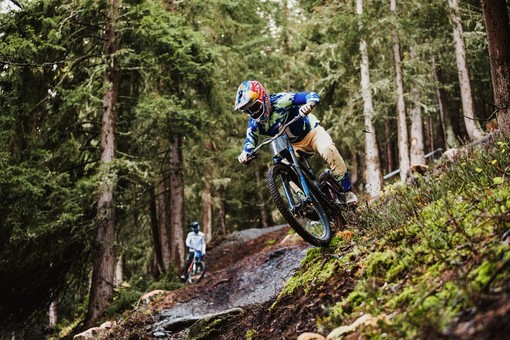 Loïc Bruni in azione lungo il nuovo tracciato da Downhill di La Thuile - Foto di Nicola Damonte | La Thuile Bike World