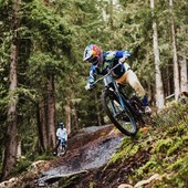 Loïc Bruni in azione lungo il nuovo tracciato da Downhill di La Thuile - Foto di Nicola Damonte | La Thuile Bike World