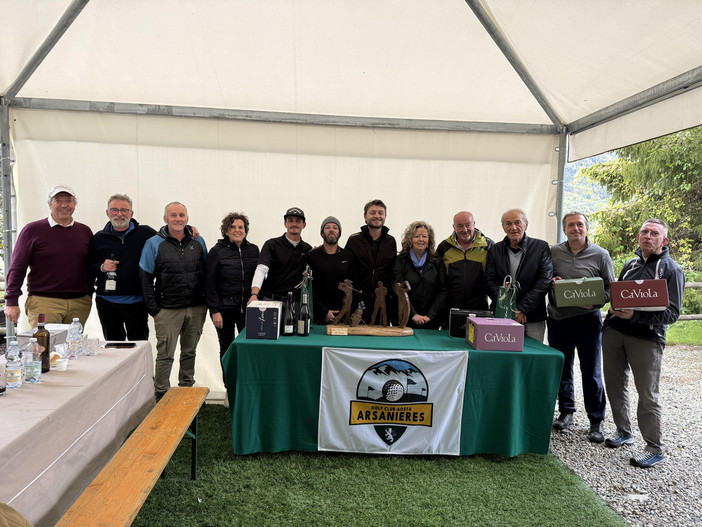 Nella foto da sinistra: MAQUIGNAZ FEDERICO (1 lordo fuori gara), POMAT CORRADO, CERISE CARLO (Vicesindaco di Etroubles), REY MARISA, BORRE ALBERTO, LETEY IVO, SUCCI ANDREA (Presidente), FARCOZ GABRIELLA (Sindaco di Gignod), VITTAZ ALDO (assessore allo sport di Gignod), GAGLIARDI PIER GIORGIO, SAVOYE RENE', ZIEBA TOMASZ.