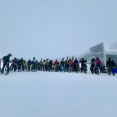 Nebbia e quindici centimetri di neve fresca non fermano i temerari della terza edizione di Cervino Snow Bike Show